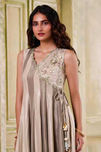 Muditaa By Urmila_Green Silk, Chanderi V-neck Sargam Banarasi Anarkali Set _Online_at_Aza_Fashions