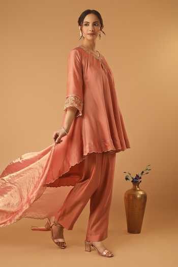 Buy_Vinusto_Peach Chanderi, Tissue V-neck, Yes Border Embroidered Kurta Set _Online_at_Aza_Fashions