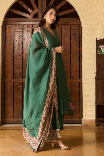 TA’Assur_Green Chanderi V-neck Applique Kurta Set _at_Aza_Fashions