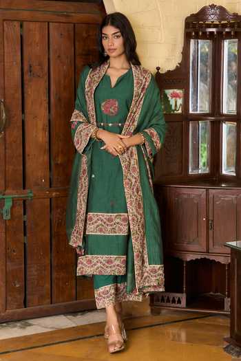 Buy_TA’Assur_Green Chanderi Split V-neck Hand Embroidered Kurta Set _at_Aza_Fashions