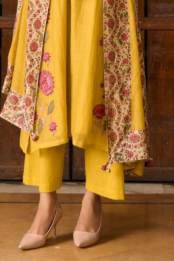 Buy_TA’Assur_Yellow Chanderi V-neck Applique Embroidered Kurta Set _Online_at_Aza_Fashions