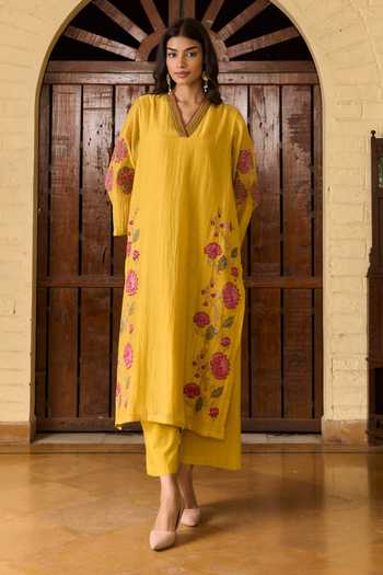Shop_TA’Assur_Yellow Chanderi V-neck Applique Embroidered Kurta Set 