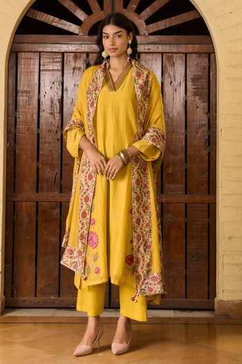 Buy_TA’Assur_Yellow Chanderi V-neck Applique Embroidered Kurta Set _Online