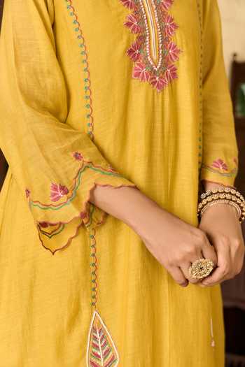 Buy_TA’Assur_Yellow Chanderi V-neck Hand Embroidered Kurta Set 