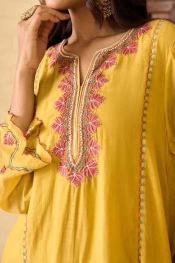 Shop_TA’Assur_Yellow Chanderi V-neck Hand Embroidered Kurta Set 