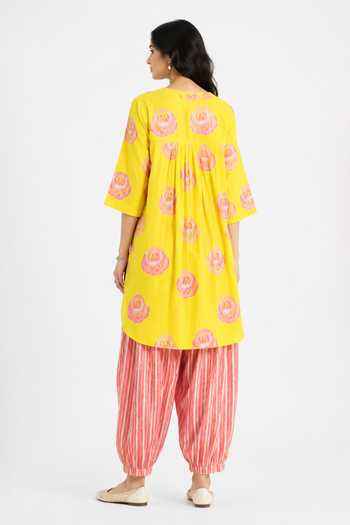Shop_Poppi_Yellow Cotton Mandarin Collar, Split Gulaabo Sitaabo Printed Kurta And Salwar Set _at_Aza_Fashions