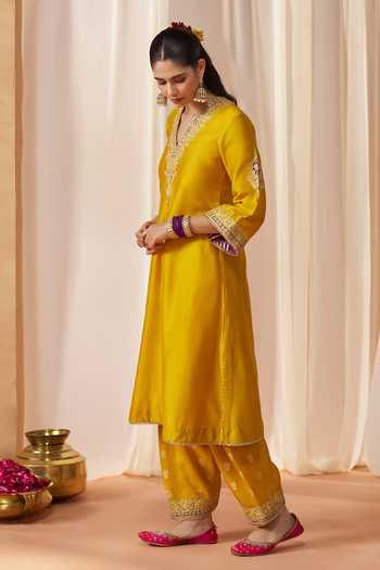 Sheetal Batra_Mustard Silk, Chanderi V-neck Liana Kurta Set _Online_at_Aza_Fashions