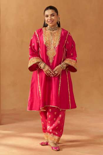 Sheetal Batra_Pink Silk, Chanderi Split V-neck Maahgul Embroidered Kurta Set _Online_at_Aza_Fashions