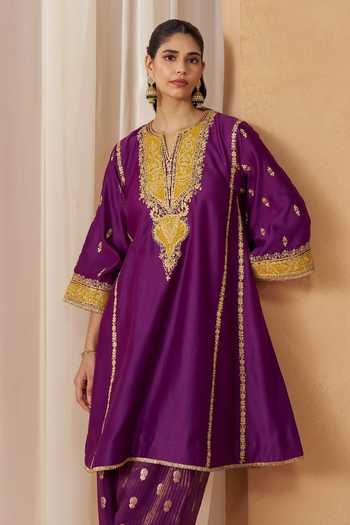 Sheetal Batra_Purple Silk, Chanderi Split V-neck, Yes Maahgul Kashmiri Tilla Kurta Set _Online_at_Aza_Fashions