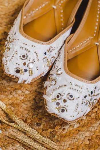 Shop_Cilwana Studio_White Embroidered Chikankari Juttis _at_Aza_Fashions