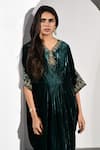 Buy_K-Anshika_Green Velvet Embroidery Zari V Neck Neckline Kurta _Online_at_Aza_Fashions