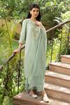 SUMMER BY PRIYANKA GUPTA_Green Georgette Embroidery Ribbon Keyhole Dutch Straight Kurta Set _Online_at_Aza_Fashions