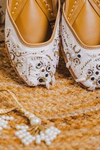 Cilwana Studio_White Embroidered Chikankari Juttis _Online_at_Aza_Fashions