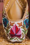 Cilwana Studio_White Embroidered Chinar Juttis _Online_at_Aza_Fashions