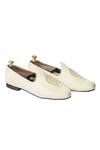 Buy_Artimen_White Handcrafted Embroidered Juttis _at_Aza_Fashions