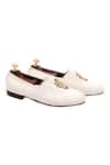 Buy_Artimen_Off White Embroidered Juttis _at_Aza_Fashions