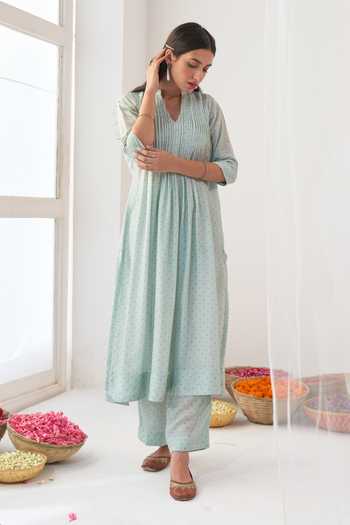 Negra Elegante_Green Chanderi, Cotton Silk Digital Print, Mirror Work V Neck Peony Kurta Set _Online_at_Aza_Fashions