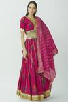 Buy_Kunwarani Ritu_Pink Muslin V Neck Printed Lehenga Set _at_Aza_Fashions