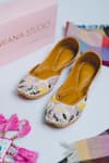 Buy_Cilwana Studio_Ivory Embroidered Floral Juttis _at_Aza_Fashions