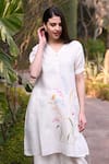 Buy_Linen Bloom_White 100% Linen V Neck Embroidered Kurta _at_Aza_Fashions