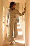 Buy_Rekha Agra_Green Crinkled Cotton Silk Geometric Motifs Notched Printed Kurta And Pant Set _Online_at_Aza_Fashions