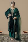 Buy_Gul By Aishwarya_Green Velvet Embroidered Zardozi Notched Round Neck Kurta Set _at_Aza_Fashions