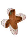 Buy Imlee Jaipur White Embroidered Floral Juttis at Aza Fashions Buy_Imlee Jaipur_White Embroidered Floral Juttis _at_Aza_Fashions