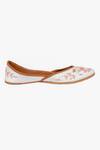 Buy Imlee Jaipur White Embroidered Floral Juttis Online at Aza Fashions Buy_Imlee Jaipur_White Embroidered Floral Juttis _Online_at_Aza_Fashions