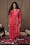 Buy_Label Kinjal Modi_Peach Cotton Silk Printed Bandhani Collared Neck Tunic And Pant Set  _at_Aza_Fashions