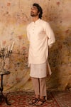 Vaani Beswal_Peach Handwoven Jamdani Silk Thread Kurta _Online_at_Aza_Fashions