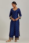 Ikshita Choudhary_Blue Chanderi Silk Embroidery Floral V Neck Kurta Set_Online_at_Aza_Fashions