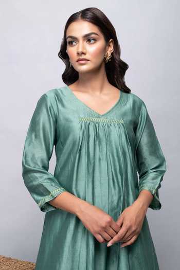Shop_Kalakaari By Sagarika_Green Cotton, Chanderi Silk Threadwork Leaf Neck Kurta And Pant Set _Online_at_Aza_Fashions