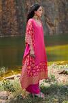 Pooja Rajgarhia Gupta Pink Crepe V Neck Printed Kaftan Set Online at Aza Fashions Pooja Rajgarhia Gupta_Pink Crepe V Neck Printed Kaftan Set _Online_at_Aza_Fashions