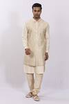 Buy_Sankalan - Men_White Banarasi Silk Woven Geometric Pattern Kurta _at_Aza_Fashions