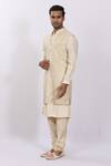 Buy_Sankalan - Men_White Banarasi Silk Woven Geometric Pattern Kurta _Online_at_Aza_Fashions