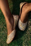 Buy_Kala_Cream Cut Dana Guldasta Work Juttis _Online_at_Aza_Fashions