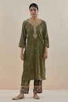 Makaan.51_Green Velvet Shell V Neck Silk Embroidered Kurta Set  _Online_at_Aza_Fashions