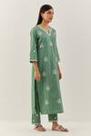 Ikshita Choudhary_Green Cotton Embroidery Floral Notched Kurta And Pant Set_Online_at_Aza_Fashions