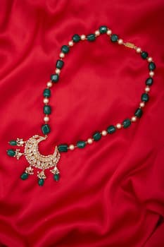 Necklace with kundan pendant