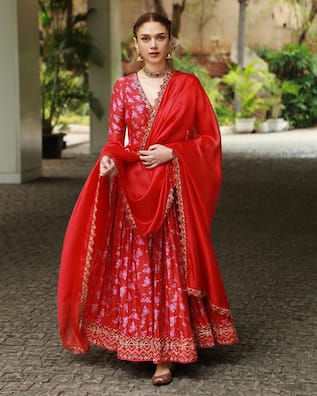 Aditi Rao Hydari again in Jayanthi Reddy Label lehenga. She looks  absolutely gorgeous in this leheng… | Bollywood fashion, New wedding dress  indian, Lehenga designs
