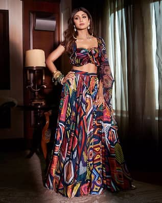 Shilpa Shetty sets winter fashion goals in a saree with a trench coat and  gloves | Times of India