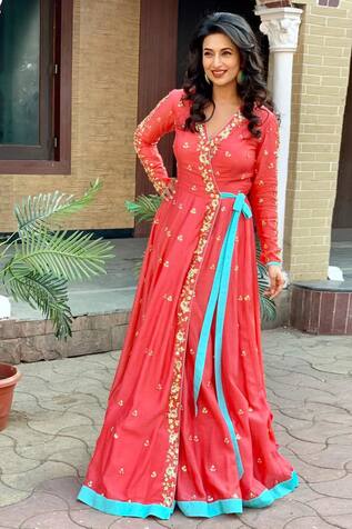 Yeh Hai Mohabattein Actress Divyanka Tripathi Looks Hot AF in Short Beige  Butterfly Dress , See Pic | India.com