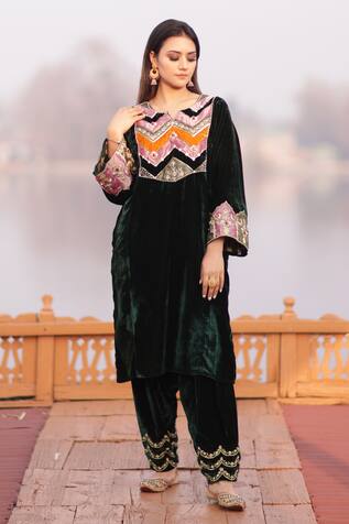 Negra Elegante Hand Embroidered Phiran & Salwar Set