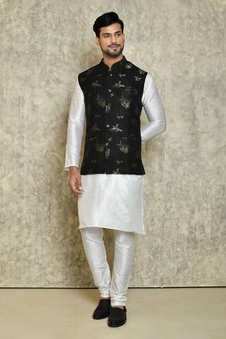 Naintara Bajaj Sleeveless Bundi And Kurta Set