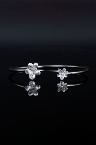 Sangeeta Boochra Nazmin Floral Bracelet