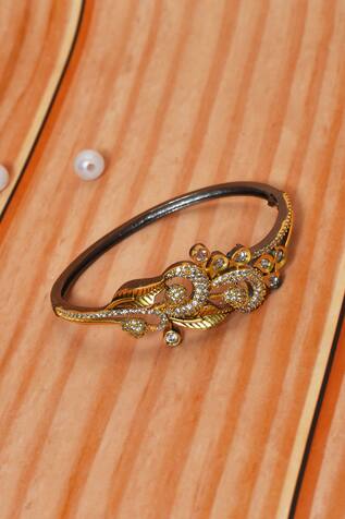 Nayaab by Aleezeh Leaf Carved Bracelet