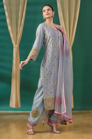 Rar Studio Geometric Embroidered Kurta Set