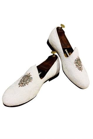 Artimen Embroidered Juttis