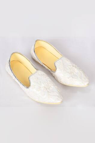 Aryavir Malhotra Silk Embroidered Jutti