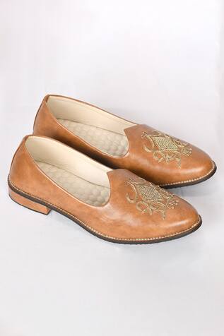Aryavir Malhotra Embroidered Jutti